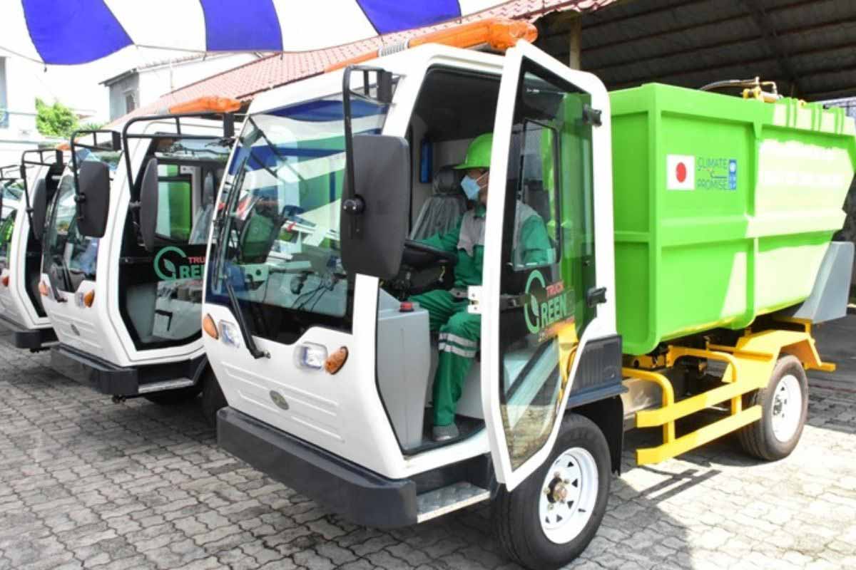 Xe chở rác chuyên dụng trong thành phố