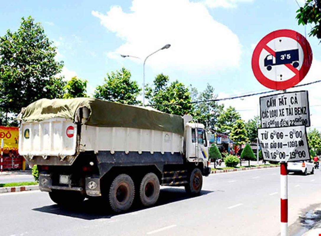 Xe tải chạy giờ cấm