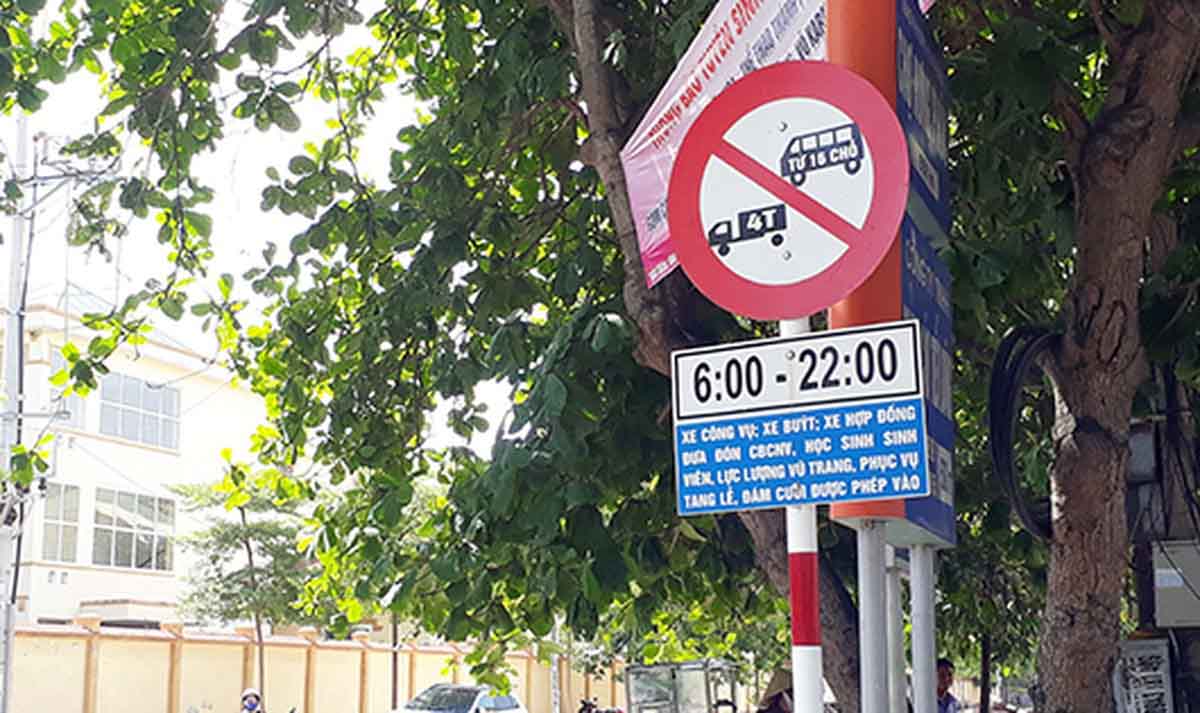 Xe tải chạy giờ cấm