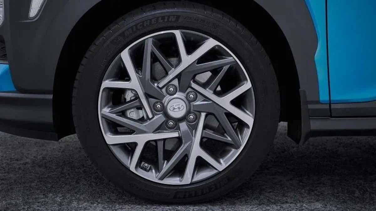 Suzuki Vitara và Hyundai Kona