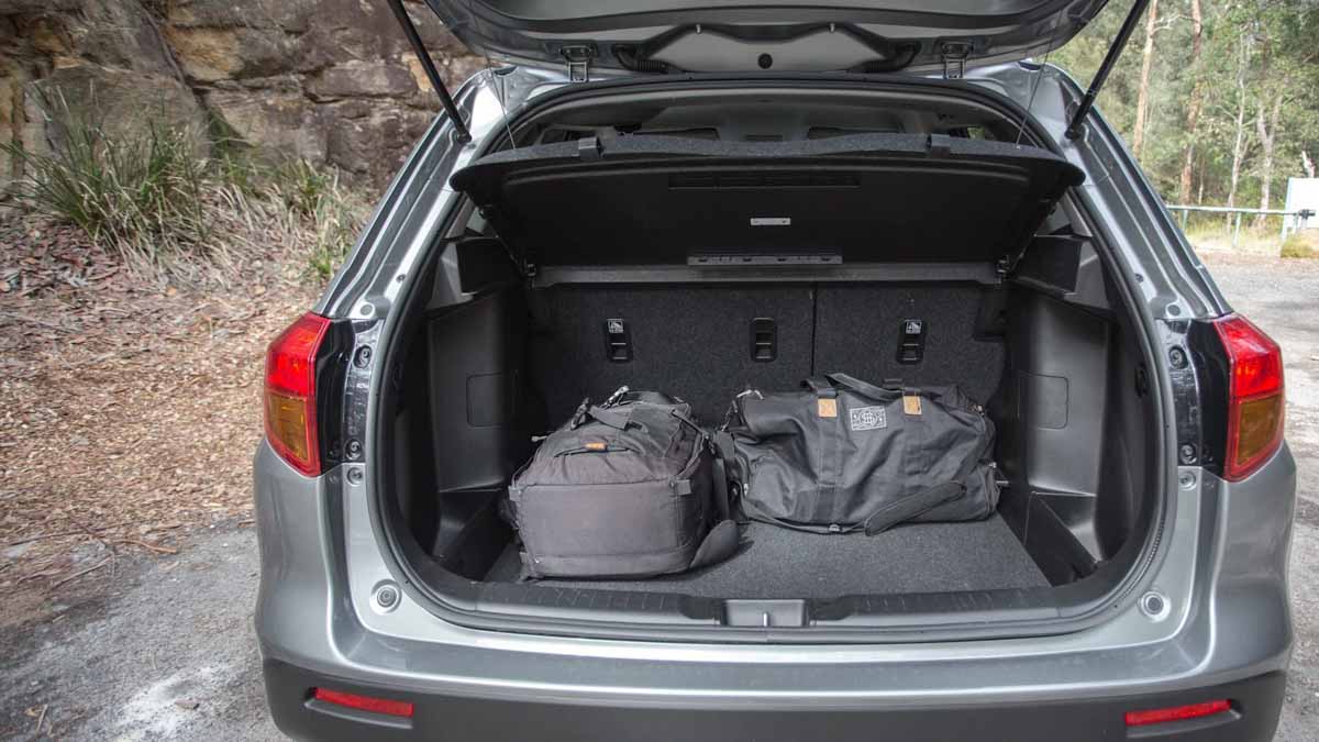 Suzuki Vitara và Peugeot 208