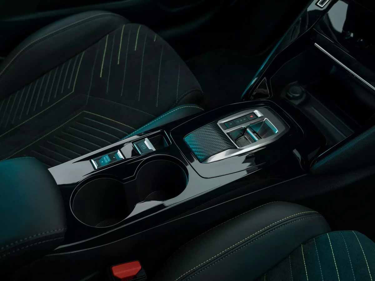 Suzuki Vitara và Peugeot 208