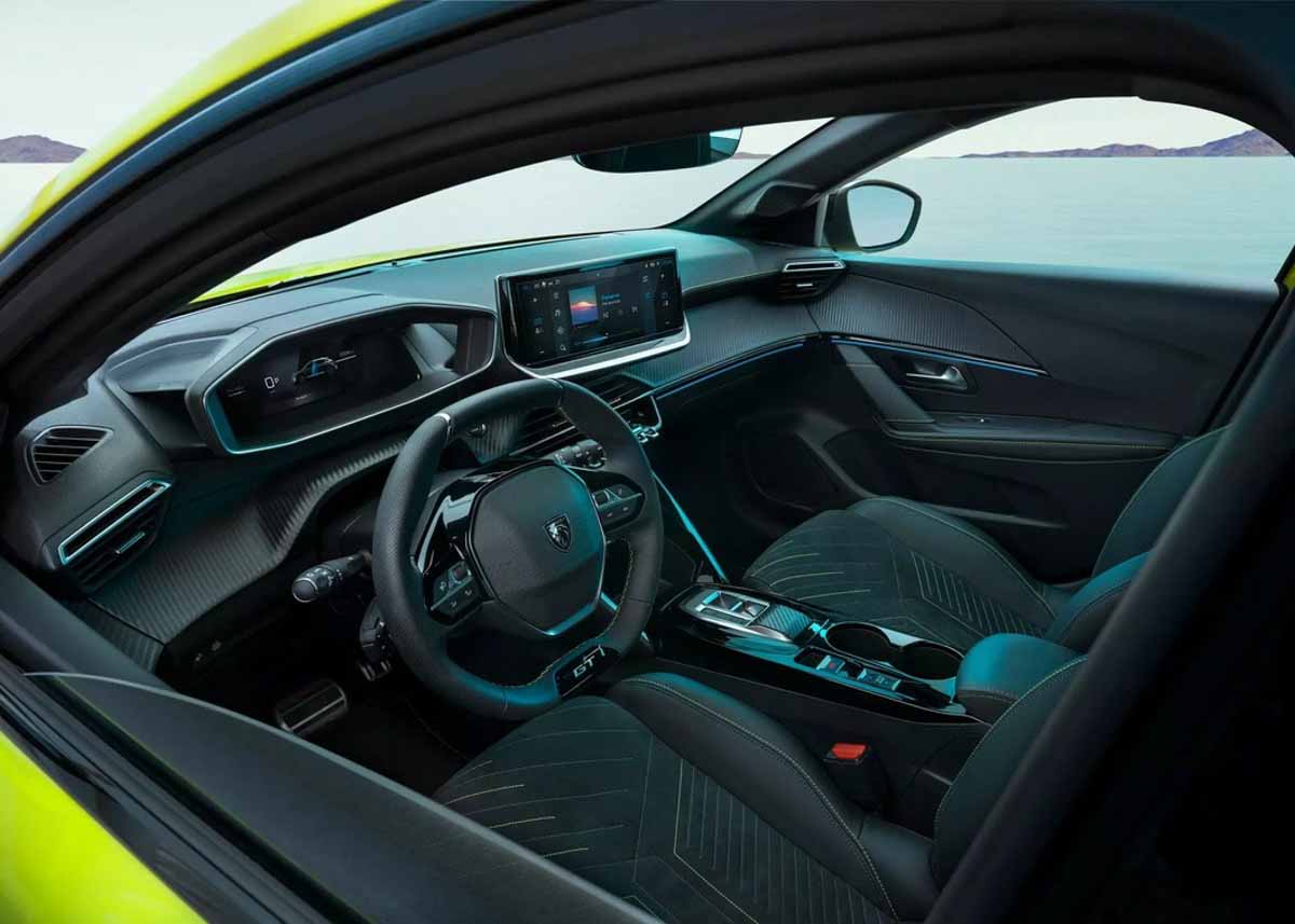 Suzuki Vitara và Peugeot 208